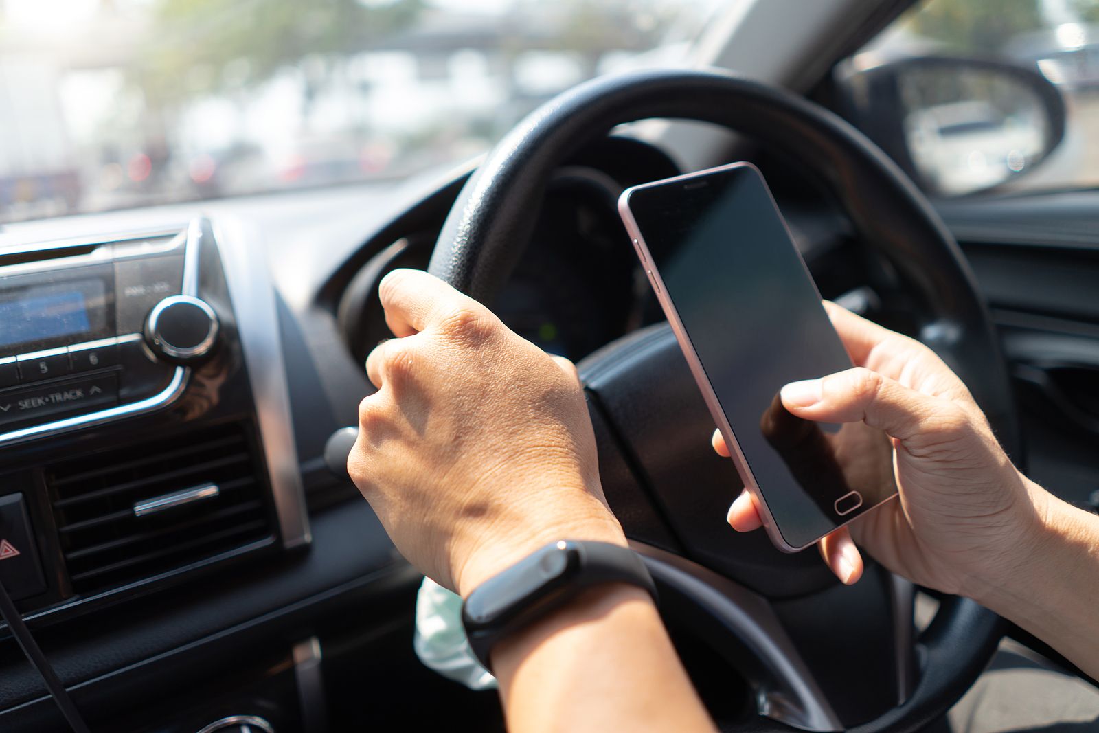 ¿Cómo llevar el móvil en el coche para que no nos multen?