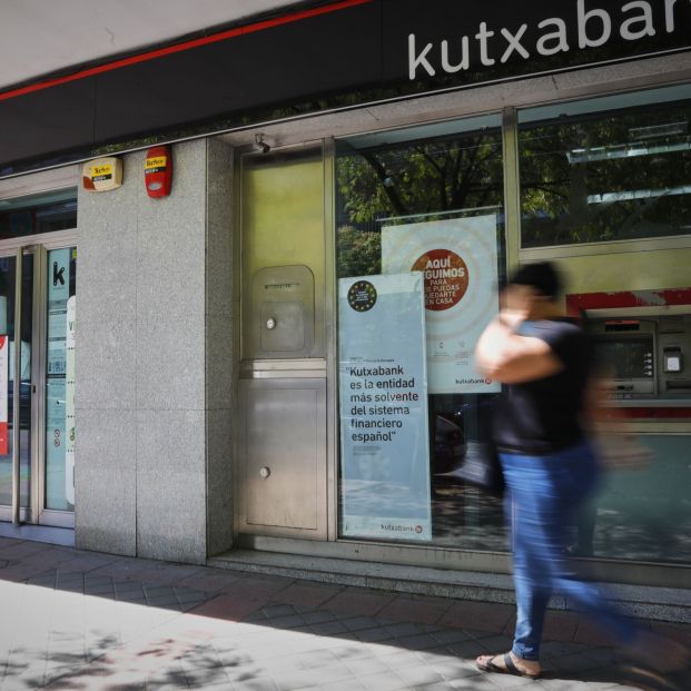 EuropaPress 3261226 persona pasa exterior sucursal banco kutxabank calle oca madrid madrid