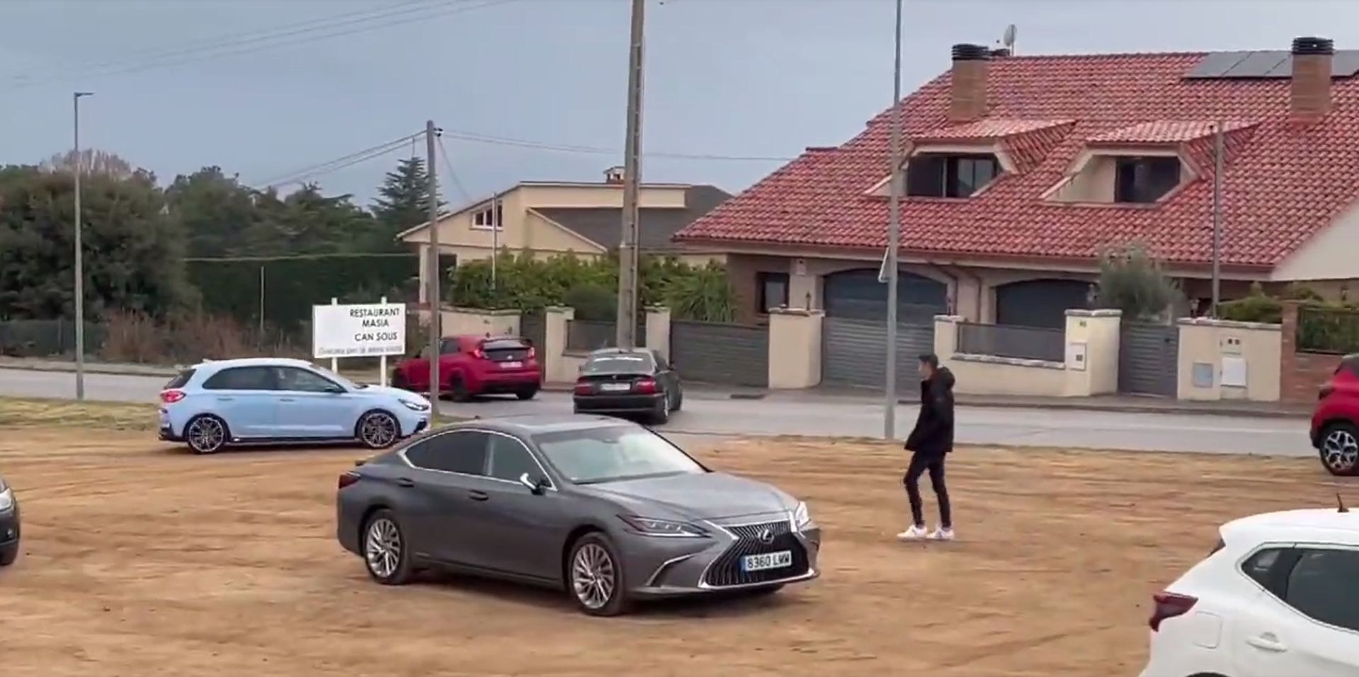 VÍDEO: Hacen un 'sinpa' en un restaurante escapándose en coche tras una cuenta de 1.000 euros