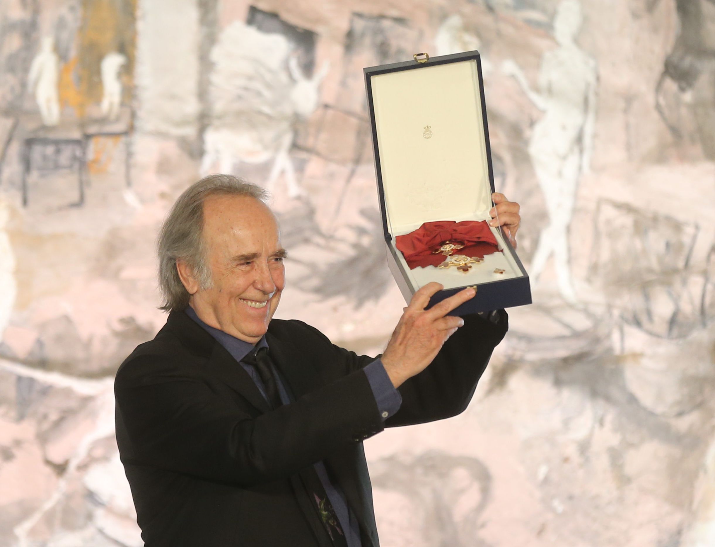 Joan Manuel Serrat, "el niño eterno", recibe "muy emocionado" la Gran Cruz de Alfonso X