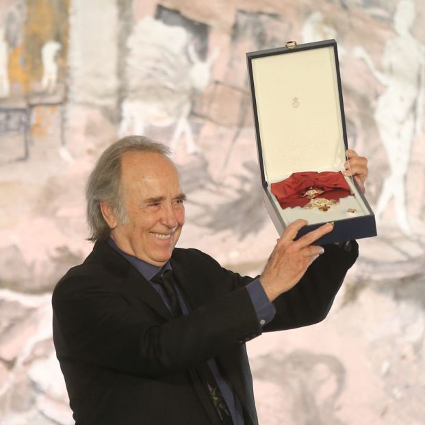 Joan Manuel Serrat, "el niño eterno", recibe "muy emocionado" la Gran Cruz de Alfonso X