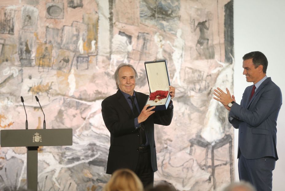 Joan Manuel Serrat, "el niño eterno", recibe "muy emocionado" la Gran Cruz de Alfonso X