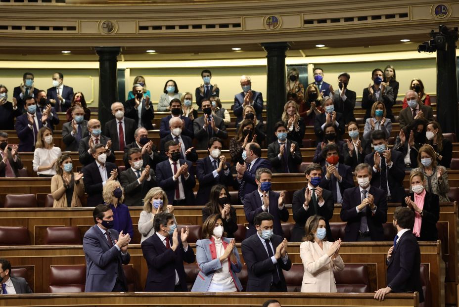 Ovación de los diputados del PP a Pablo Casado en el Congreso
