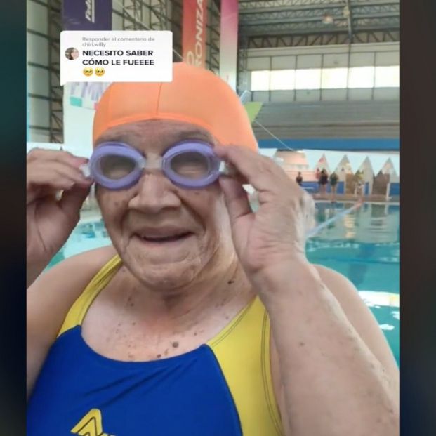 VÍDEO - Una joven presume de abuela en su primer día de natación: "Nunca es tarde para intentarlo"