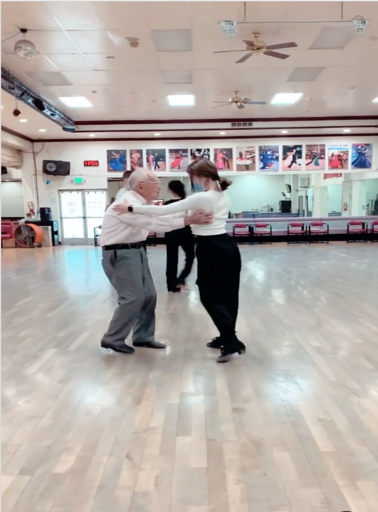 VÍDEO: Un hombre de 97 años arrasa en las redes con sus pasos de baile