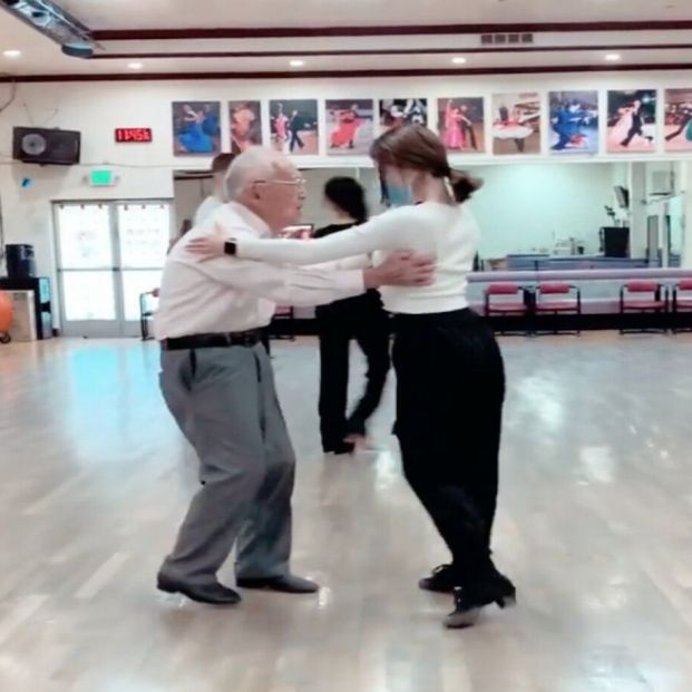 VÍDEO: Un hombre de 97 años arrasa en las redes con sus pasos de baile