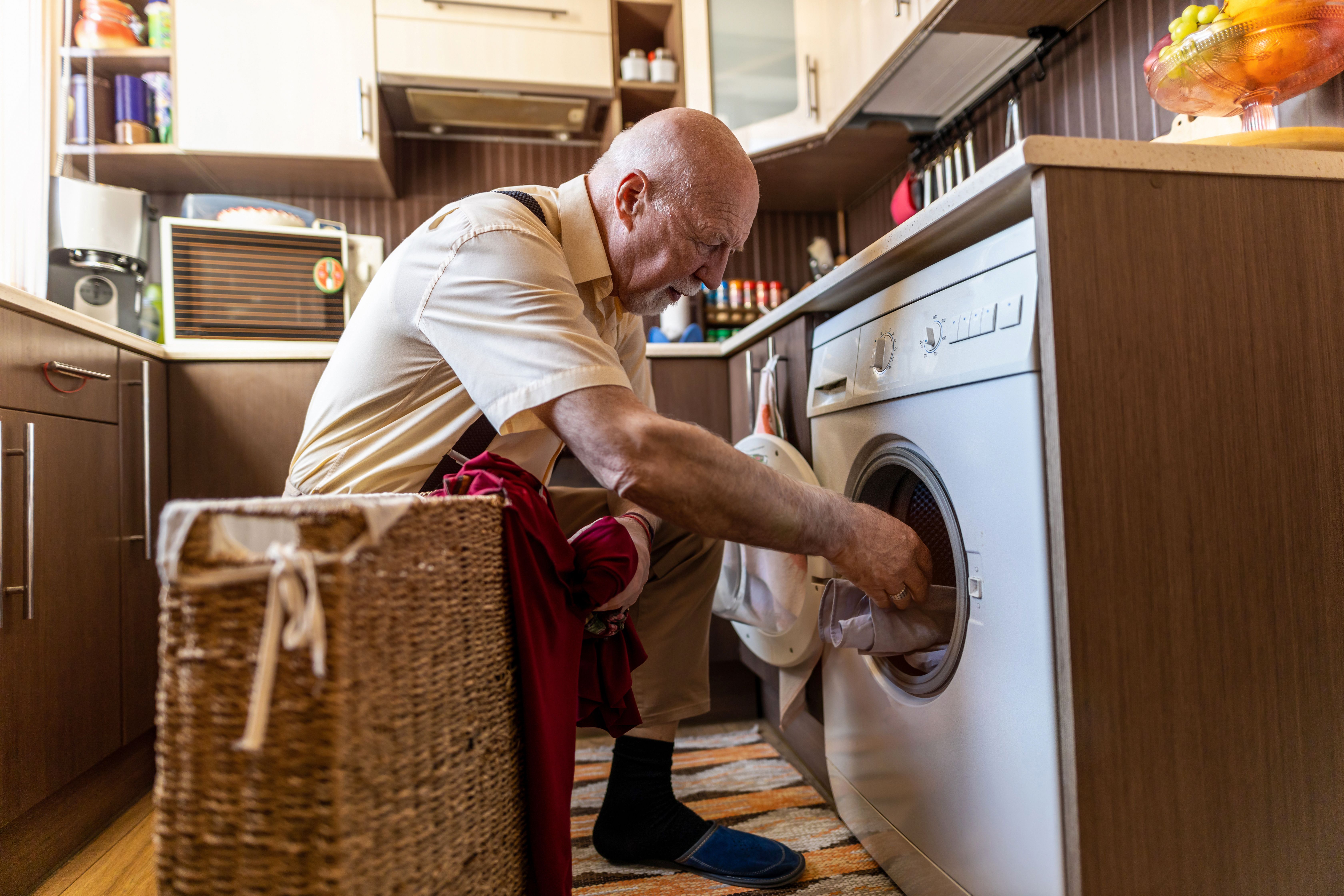 Cuando cocinas, planchas o friegas estás alargando tu vida sin darte cuenta. Foto: Bigstock