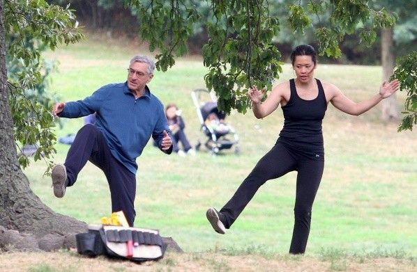 Robert de Niro y Tiffany Chen. Fotograma de 'El Becario'