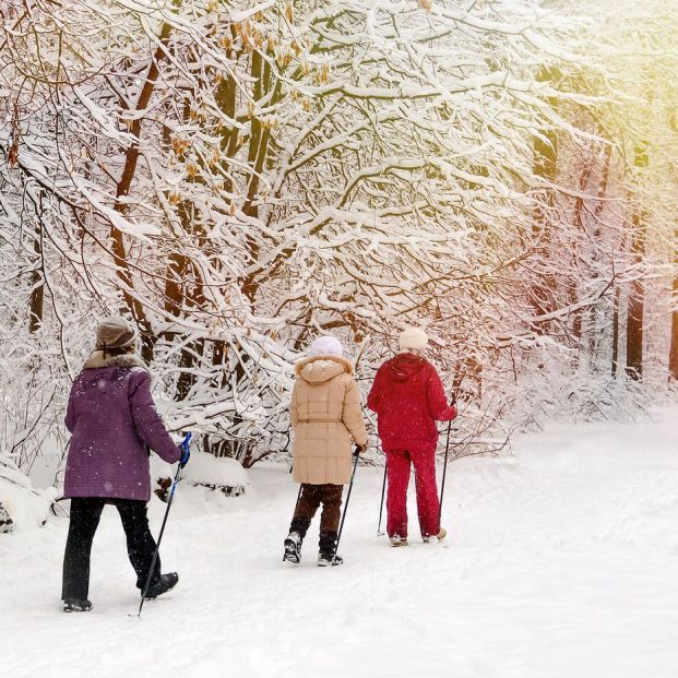 Paseos en raqueta por la nieve como alternativa al esquí (Bigstock)