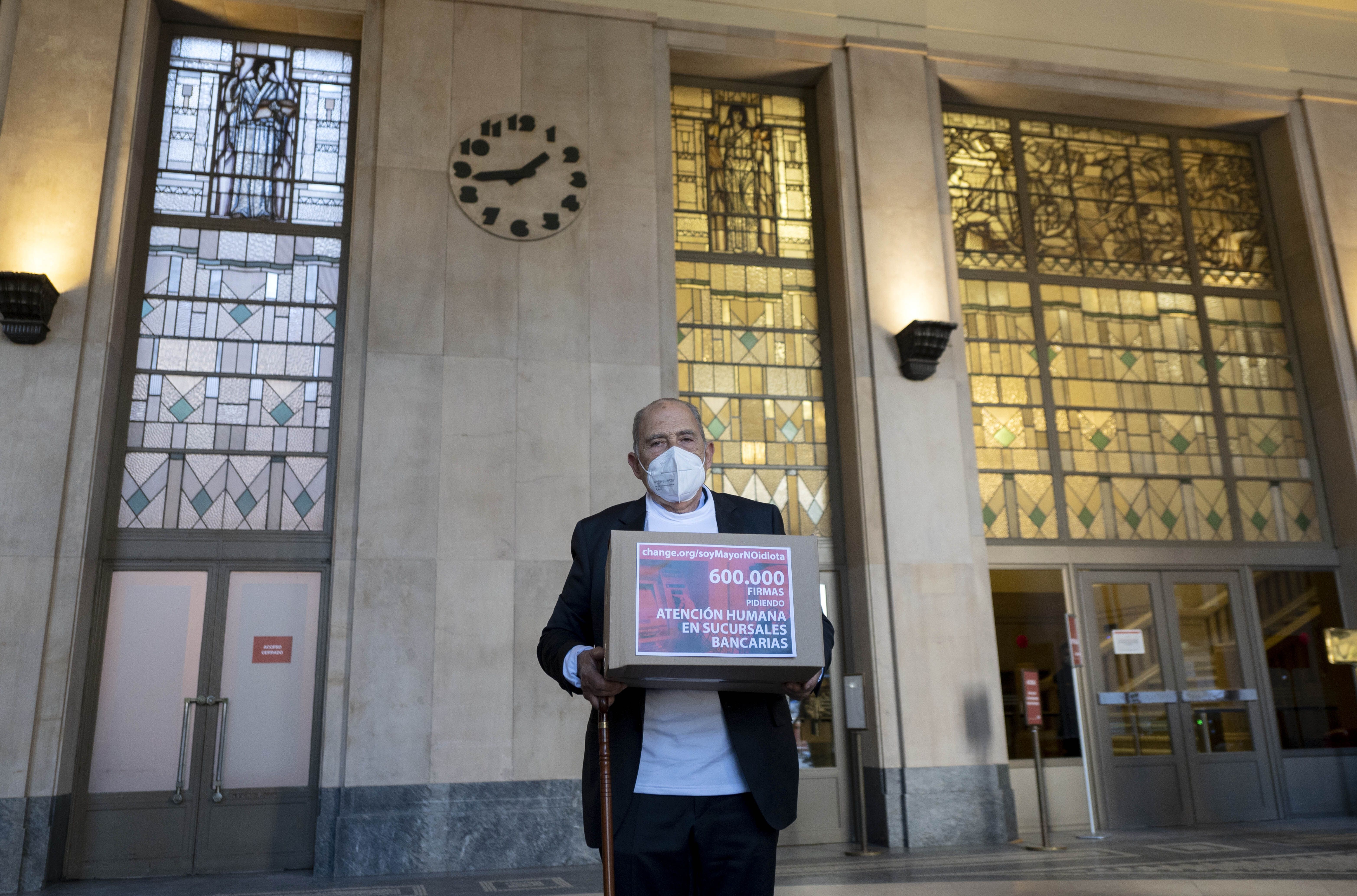 La rebelión de los mayores contra la banca, "una importante llamada de atención" para otros sectores