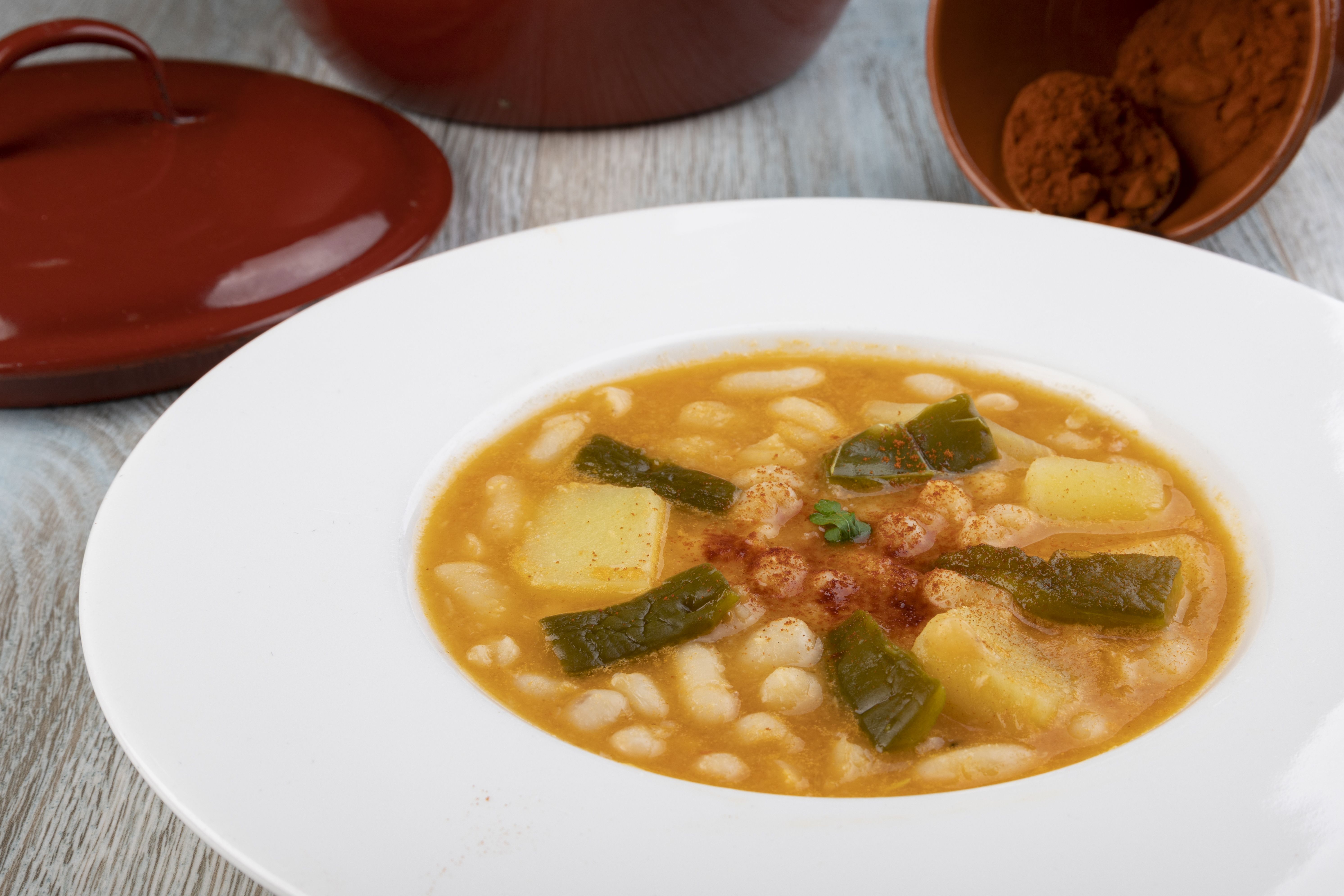 Receta de judías o alubias en ajo colorao, delicioso guiso de legumbres 100% vegetariano. Foto: Murcia turística