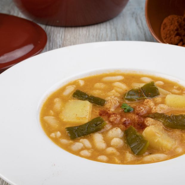 Receta de judías o alubias en ajo colorao, delicioso guiso de legumbres 100% vegetariano. Foto: Murcia turística