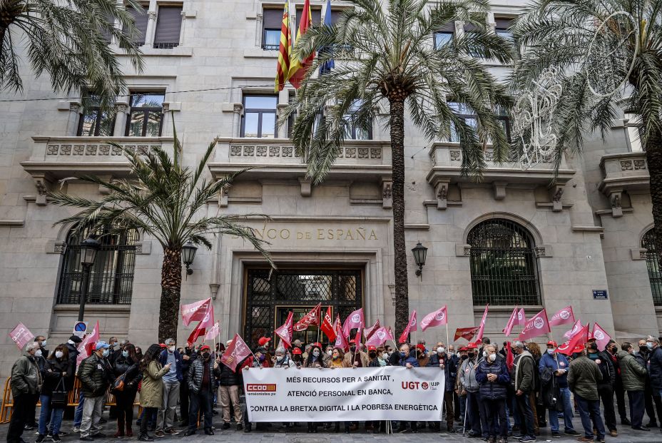 Manifestación de pensionistas en Valencia contra la exclusión financiera