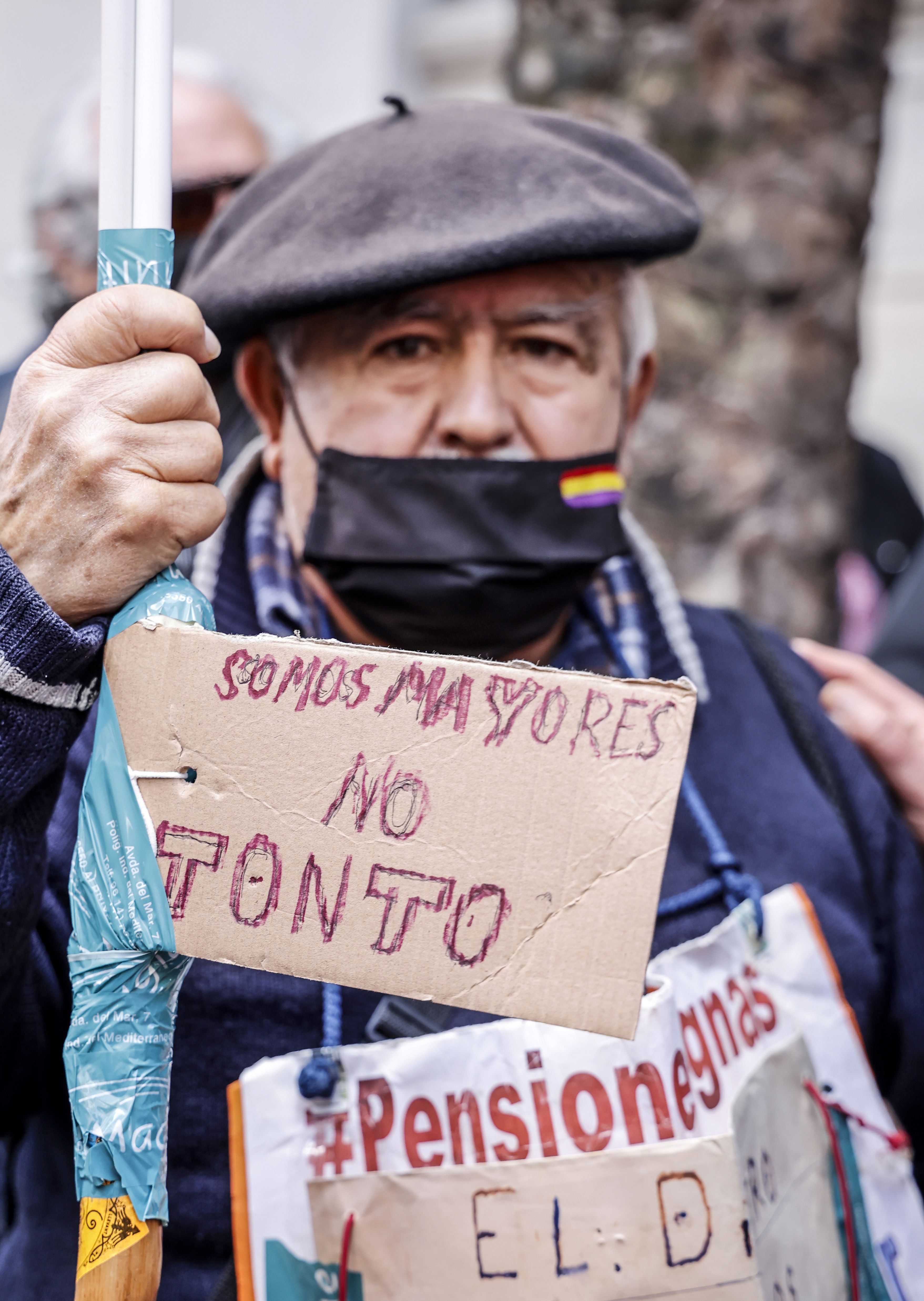 Nadie se explica cómo se ha puesto de moda el gorro que sienta mal a todo  el mundo