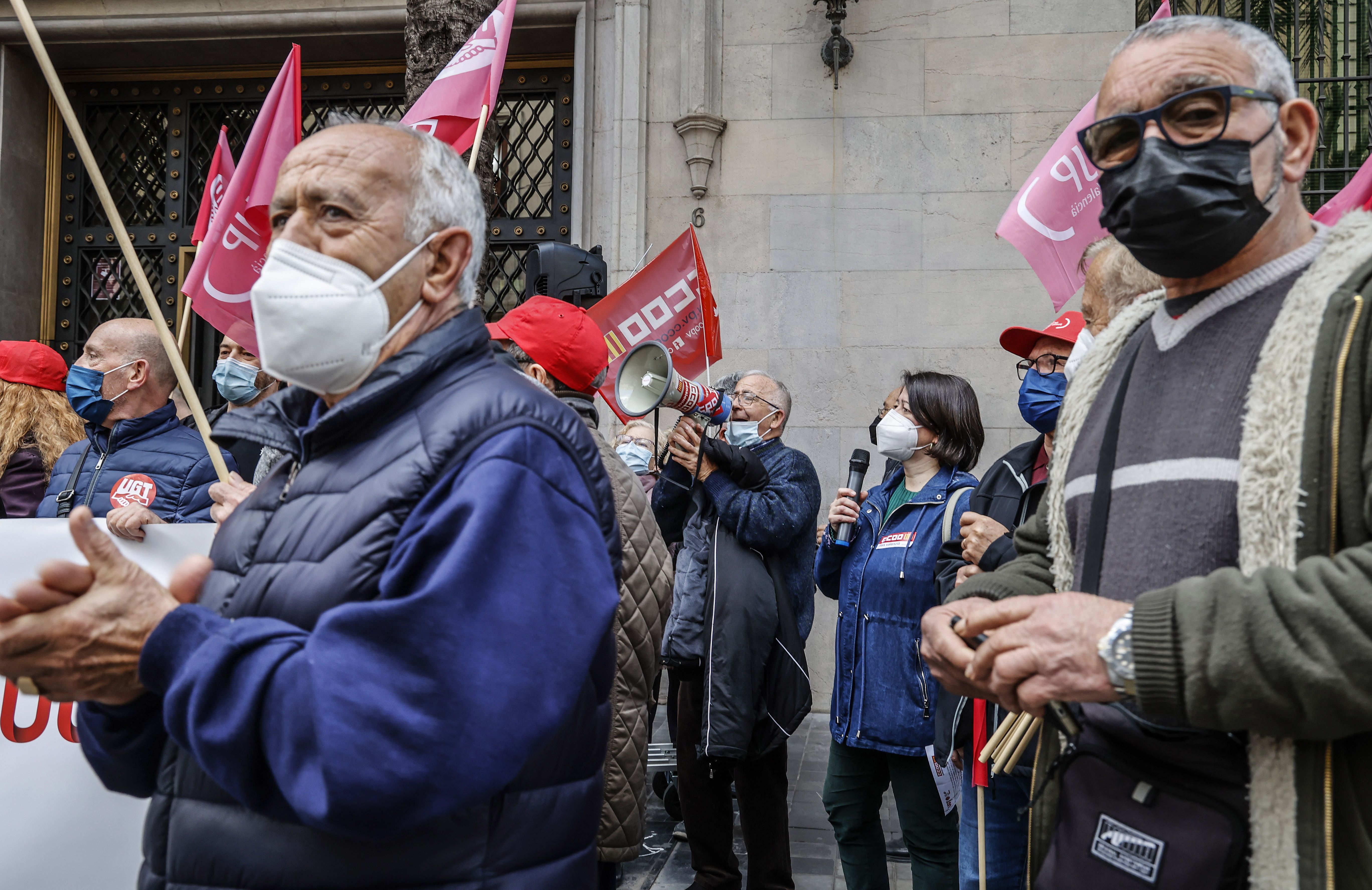 Pensionistas protestan en Valencia contra la exclusión financiera: "Menos comisión y más atención"