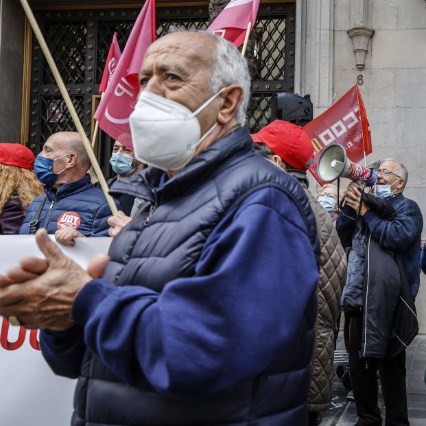 Pensionistas protestan en Valencia contra la exclusión financiera: "Menos comisión y más atención"