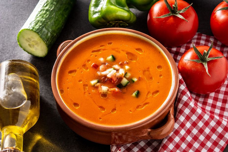 Correos emite un sello con el gazpacho como protagonista en el Día de Andalucía. Foto: Bigstock