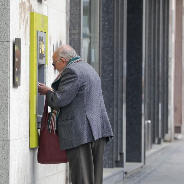 El Gobierno obligará a que la banca preste “atención personalizada” a los mayores