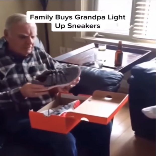 VÍDEO: La tierna reacción de un hombre mayor al abrir el regalo que llevaba esperando ocho años