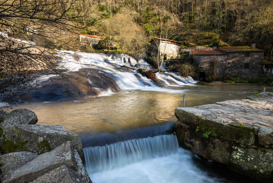 Un paseo entre molinos y cascadas por el río Barosa