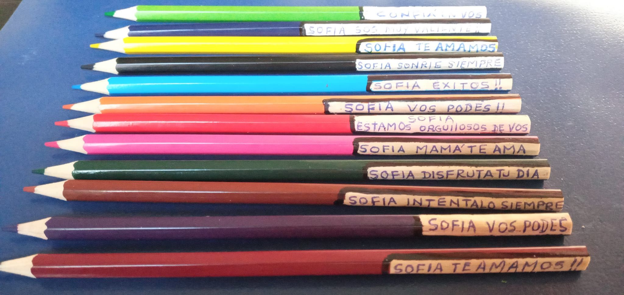 El tierno gesto con su nieta con autismo: mensajes en los lápices para 'acompañarla' en clase