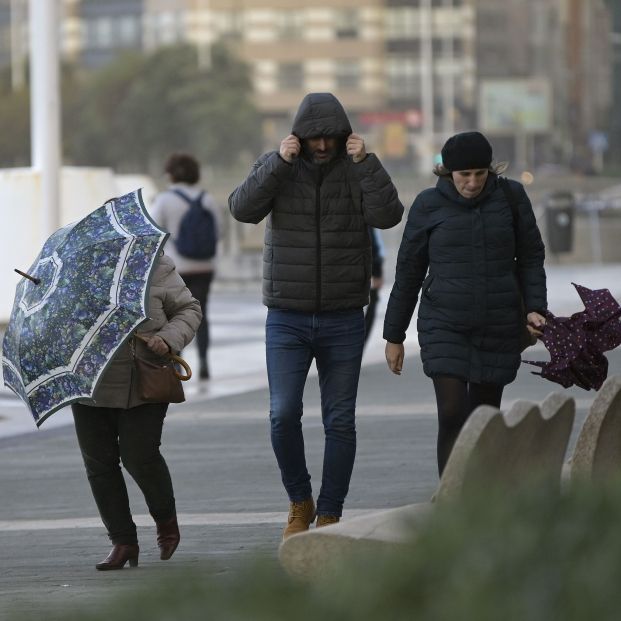 EuropaPress 4131813 tres personas paraguas paseo maritimo coruna donde aprecia fuerte viento