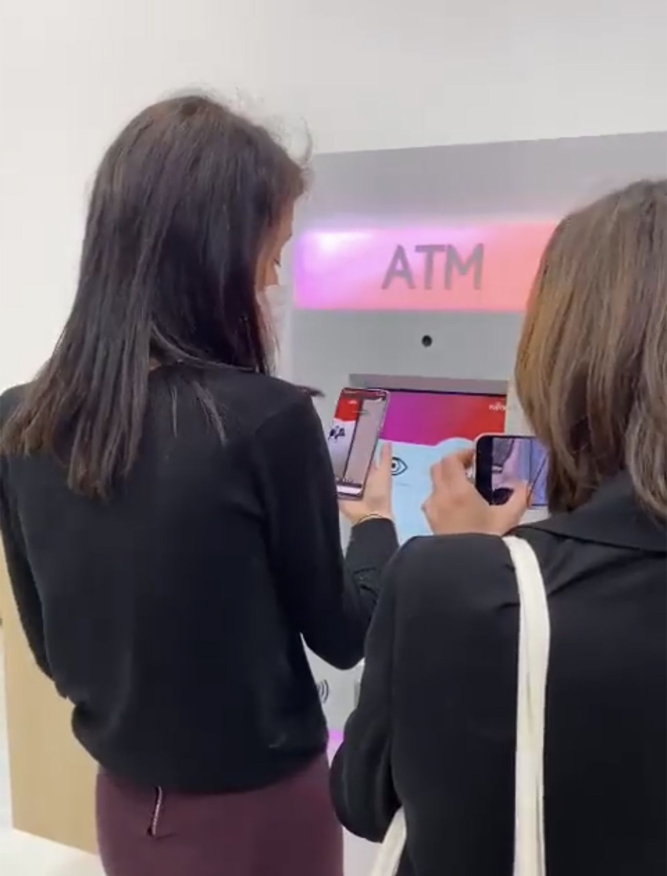 Cajeros automáticos con videoasistencia interactiva para cerrar la brecha digital de los mayores