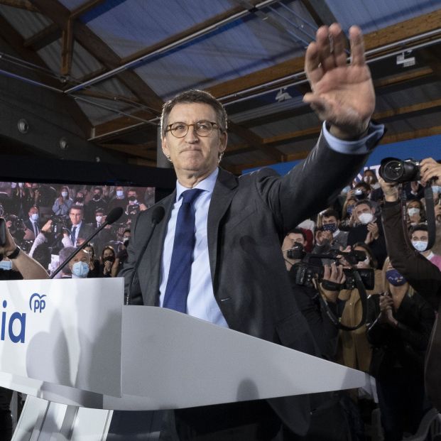 Feijóo anuncia, entre lágrimas, que se presenta a presidir el PP: "Vengo a ganar a Sánchez"