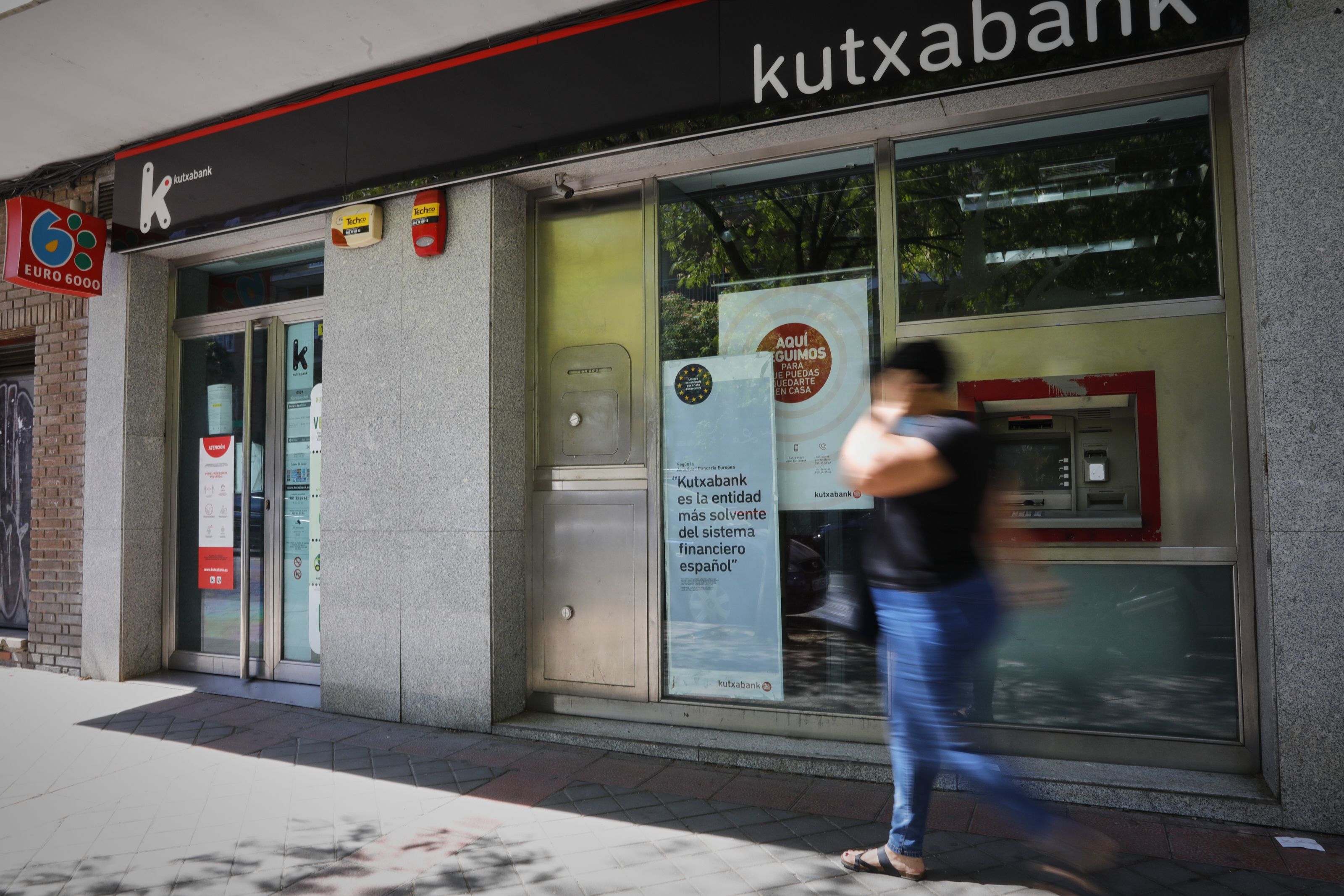 Kutxabank se compromete a mantener oficinas y cajeros en los municipios vascos
