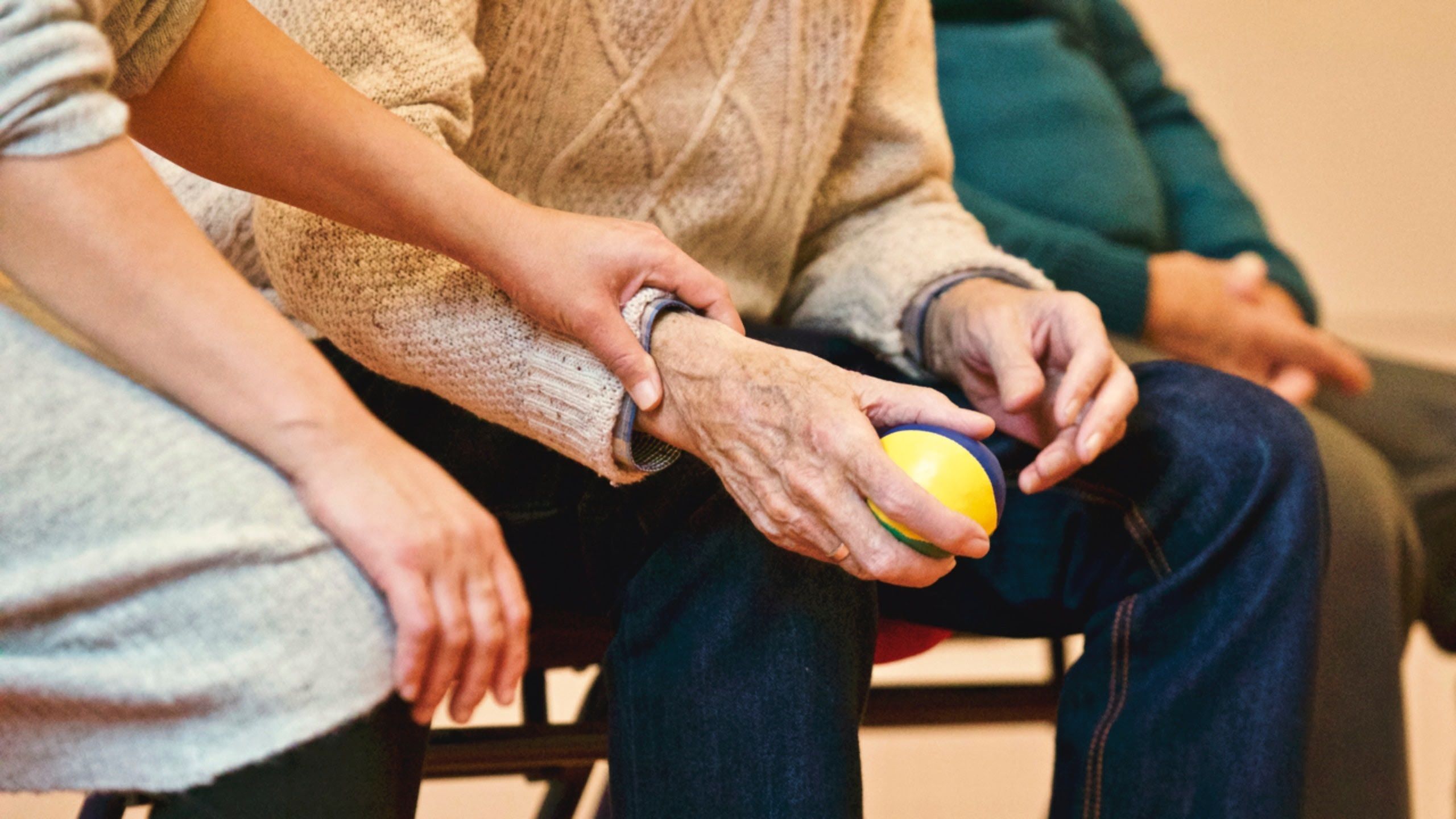 Una 'Escuela de Cuidados' para apoyar y formar a familiares que cuidan de personas mayores. Foto: Europa Press