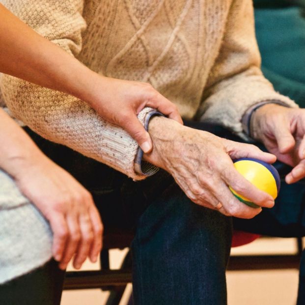 Una 'Escuela de Cuidados' para apoyar y formar a familiares que cuidan de personas mayores. Foto: Europa Press