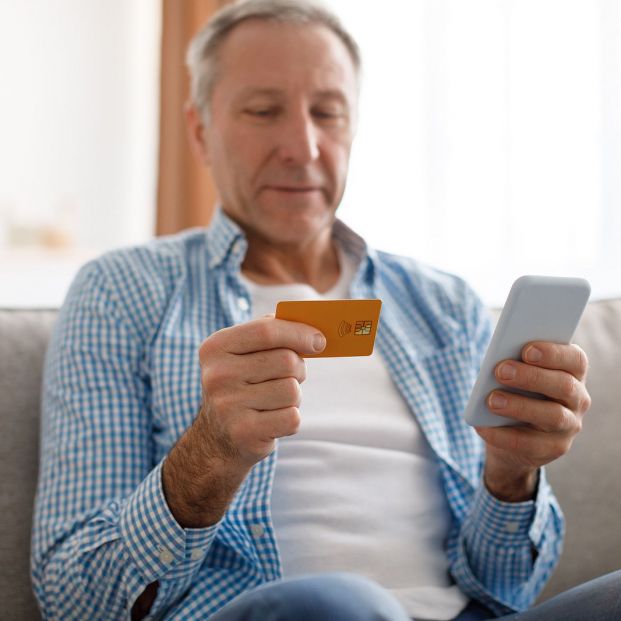 Hombre usando tarjeta de crédito