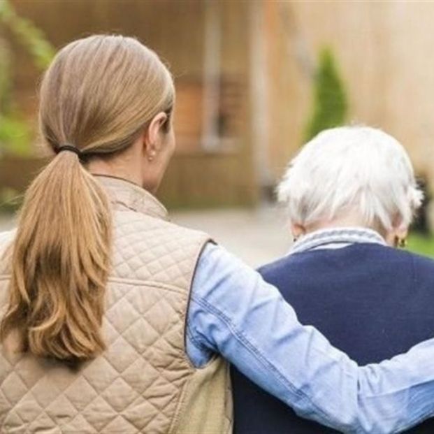 USO denuncia el aumento de mujeres que se reducen la jornada laboral para cuidar de familiares. Foto: Europa Press