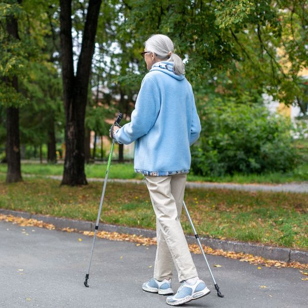 mujer mayor 60 caminando pasos