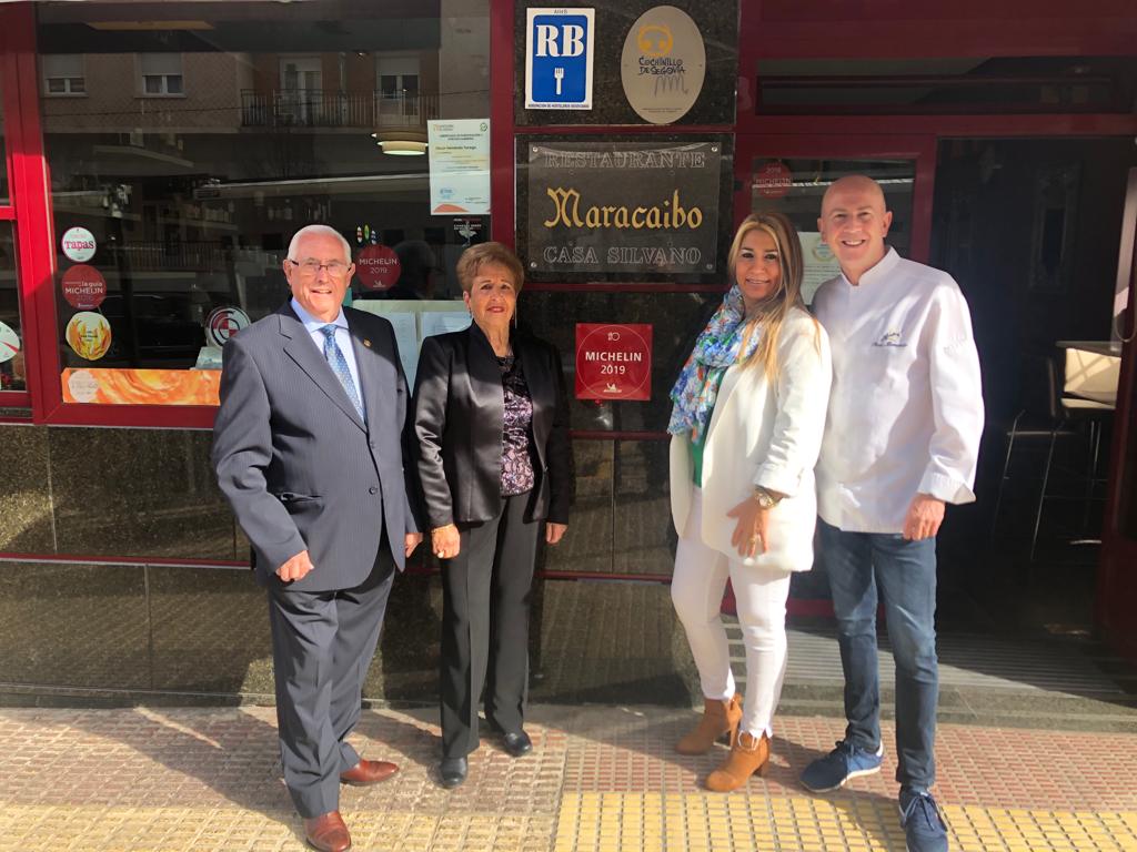 Óscar Hernando junto a sus padres, fundadores de Silvanos Maracaibo, y su mujer frente al restaurante