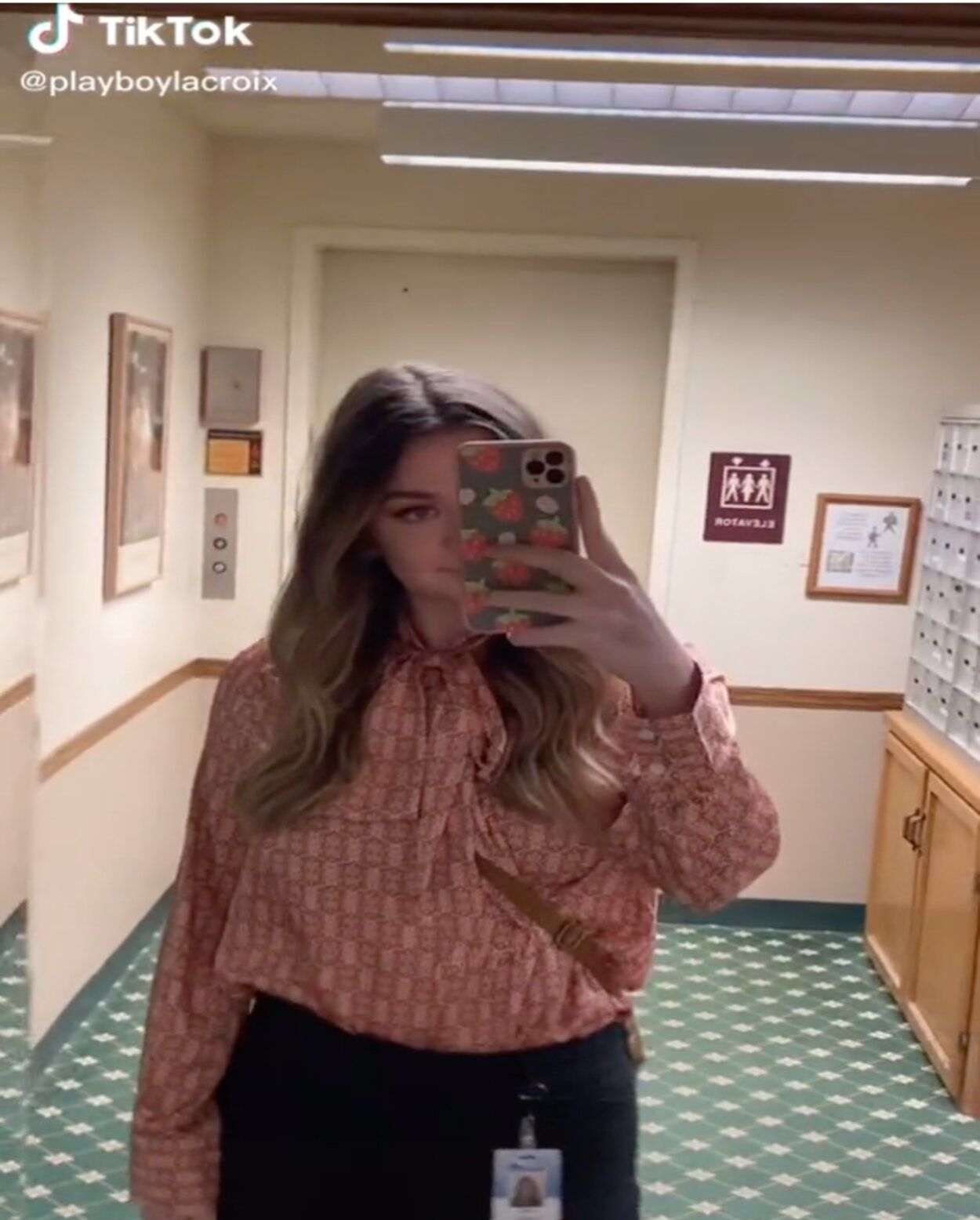 VÍDEO: Una joven de 21 años comparte su día a día viviendo en un apartamento para mayores