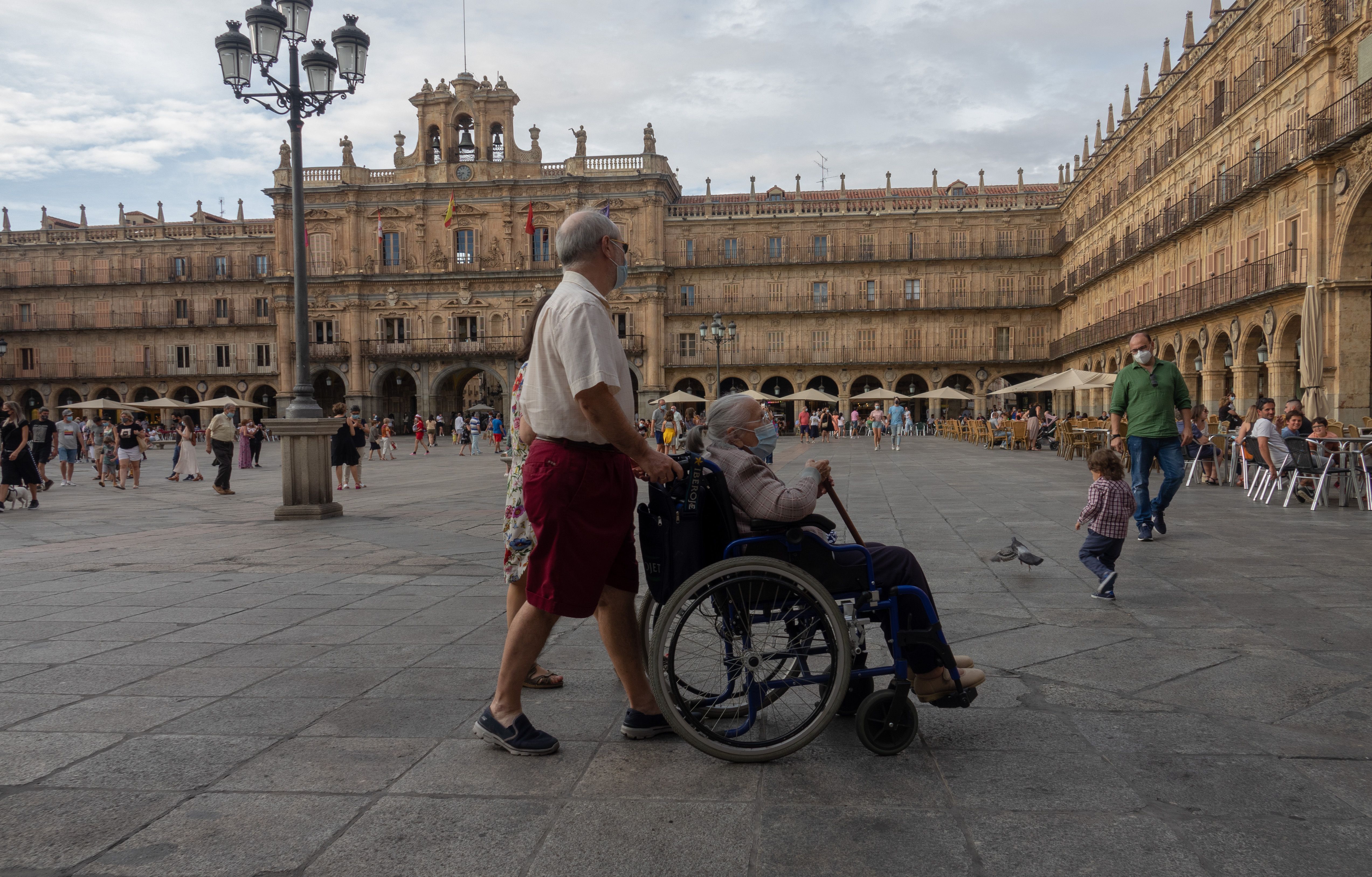 Salamanca lanza los cafés tertulia para combatir la soledad de los mayores
