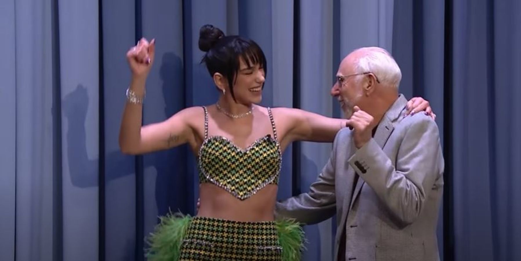 Dua Lipa sorprende al hombre de 80 años que se hizo viral al recibir entradas para su concierto