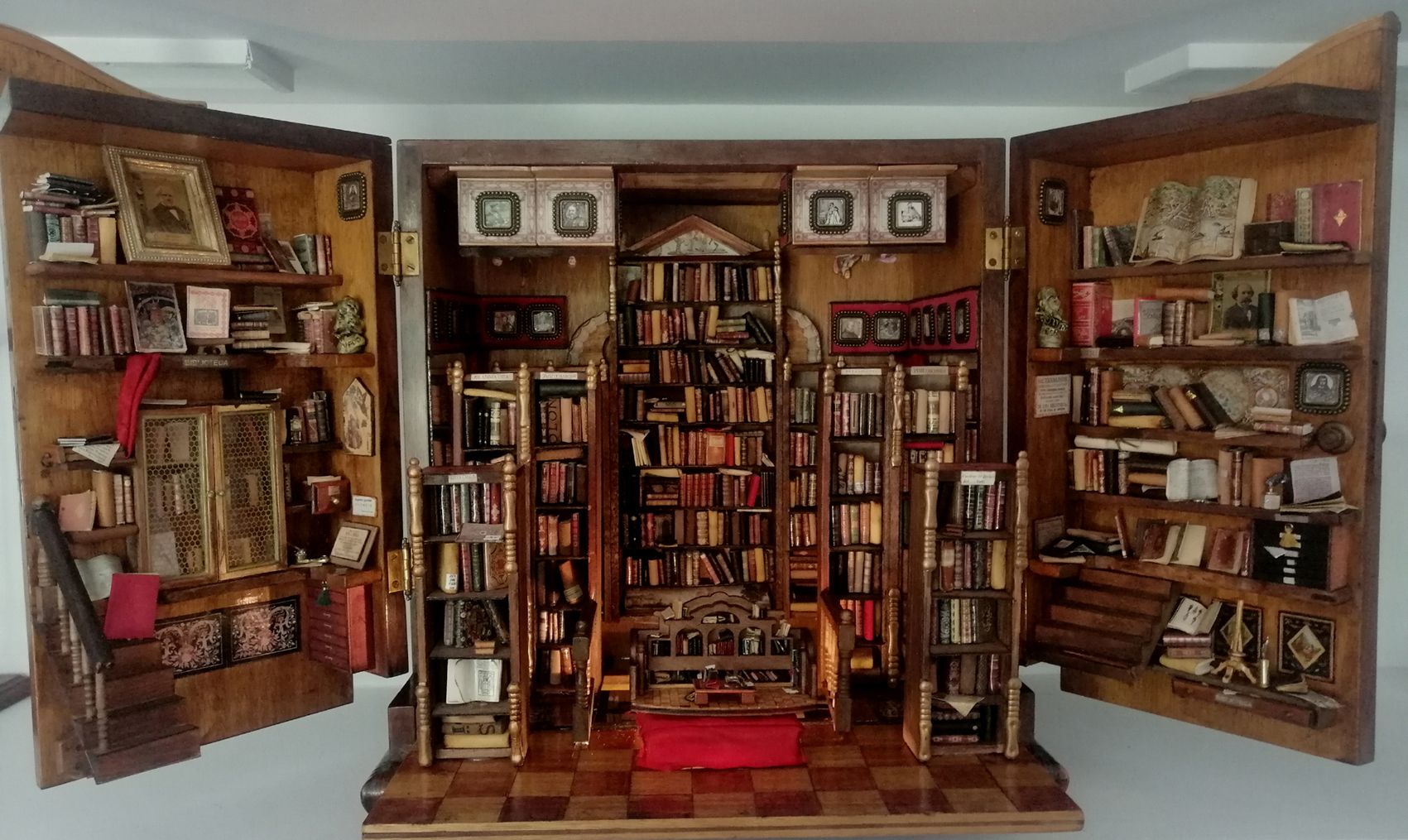‘La biblioteca de Liliput’ presenta los libros más pequeños del mundo