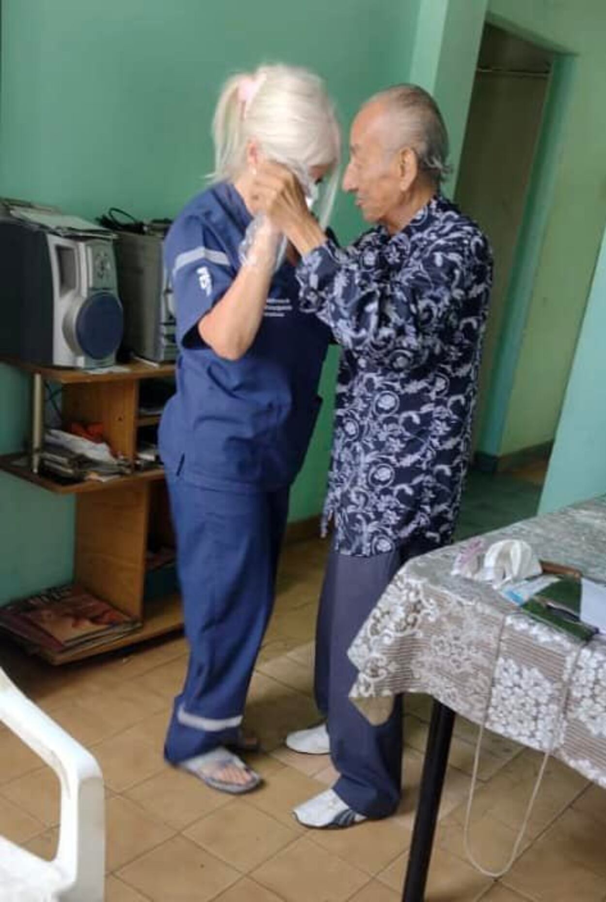 "¿Quieres bailar un tango conmigo?" La mejor medicina para un hombre de 84 años