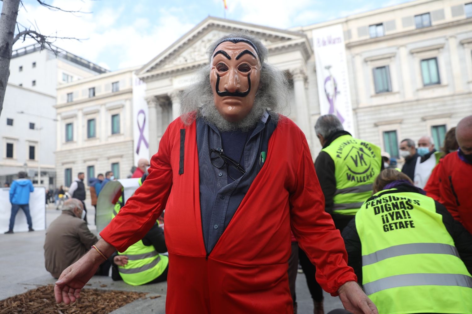Pensionistas vestidos como 'La casa de papel' protestan en Madrid