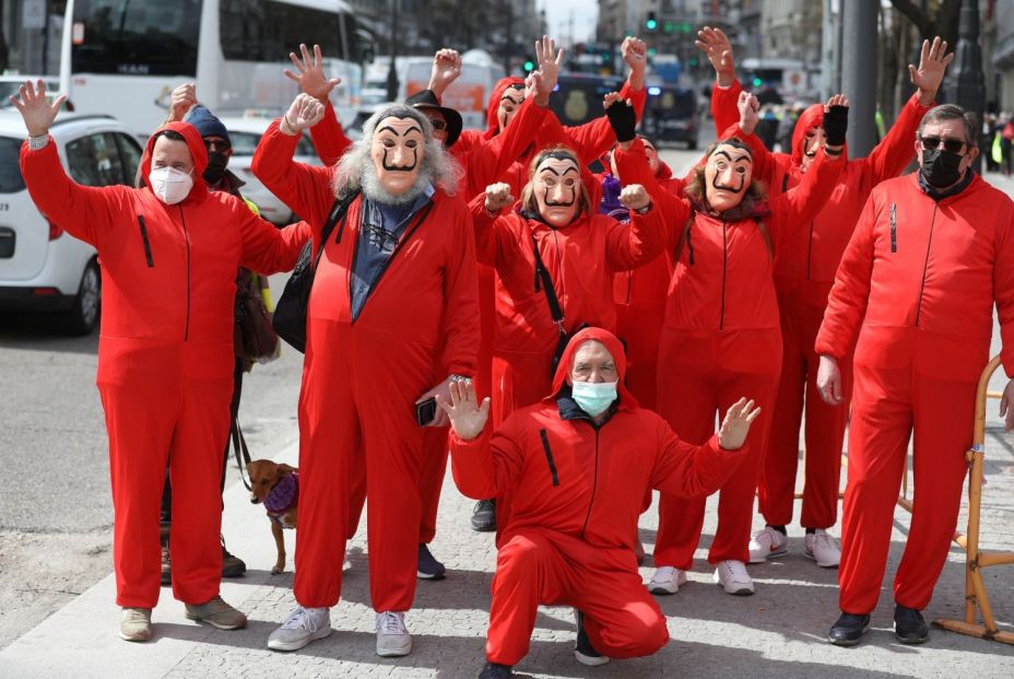 grupo de pensionistas manifiestan en madrid personas algunas vestidas monos rojos mascaras personajes casa papel (1)