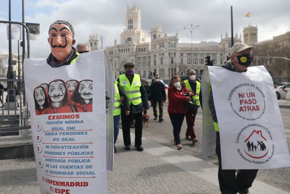 pensionistas vestidos como personajes casa papel 