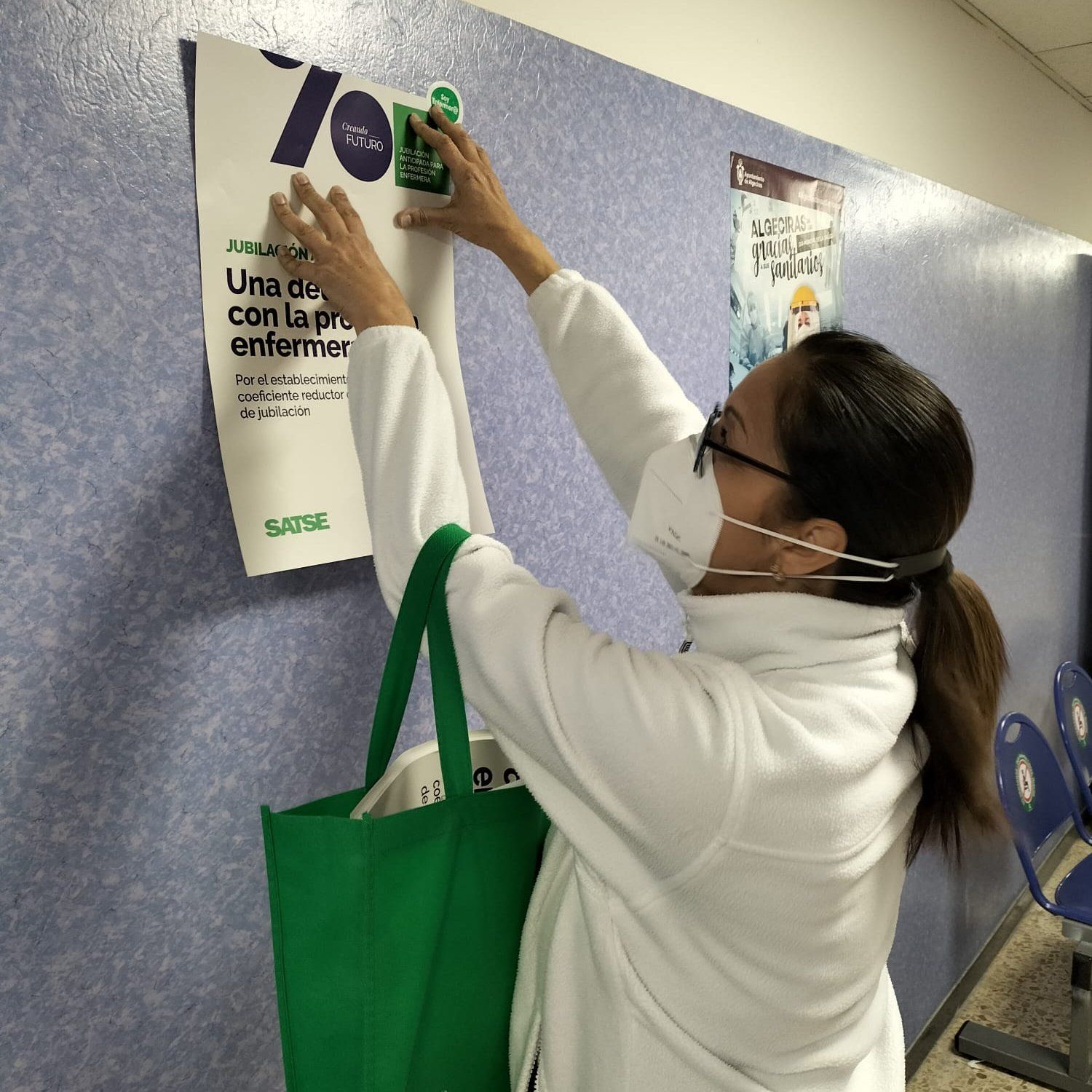 Los hospitales se llenan de carteles que reclaman la jubilación anticipada para los sanitarios