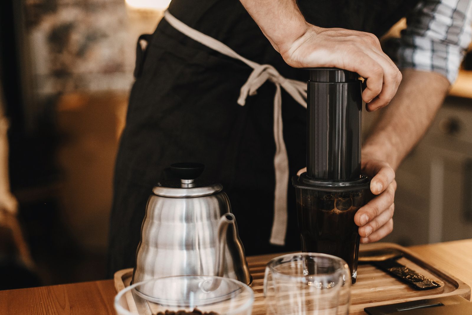 Barista preparando un café de especialidad