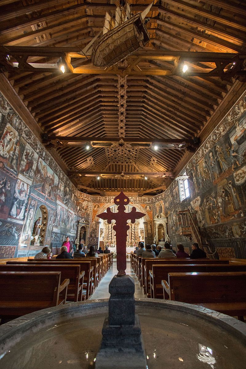 Imagen del interior del Santuario de La Santa, con su artesonado mudejar y los frescos de las paredes. Foto: Wikipedia