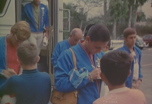 Pilar Von Carsten firmando autógrafos en la Olimpiada de  México 1968