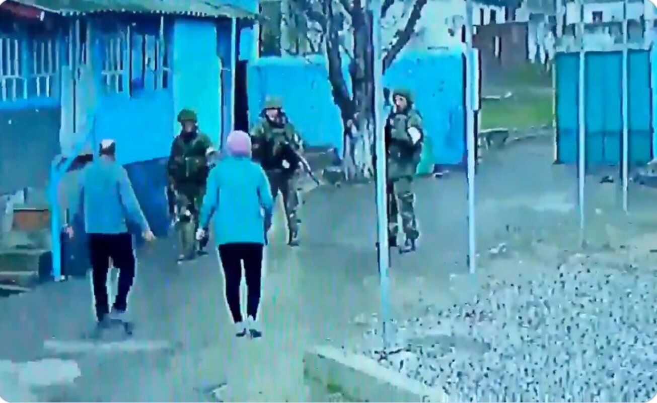 VÍDEO: Un matrimonio mayor se enfrenta a tres soldados rusos que irrumpen en su casa