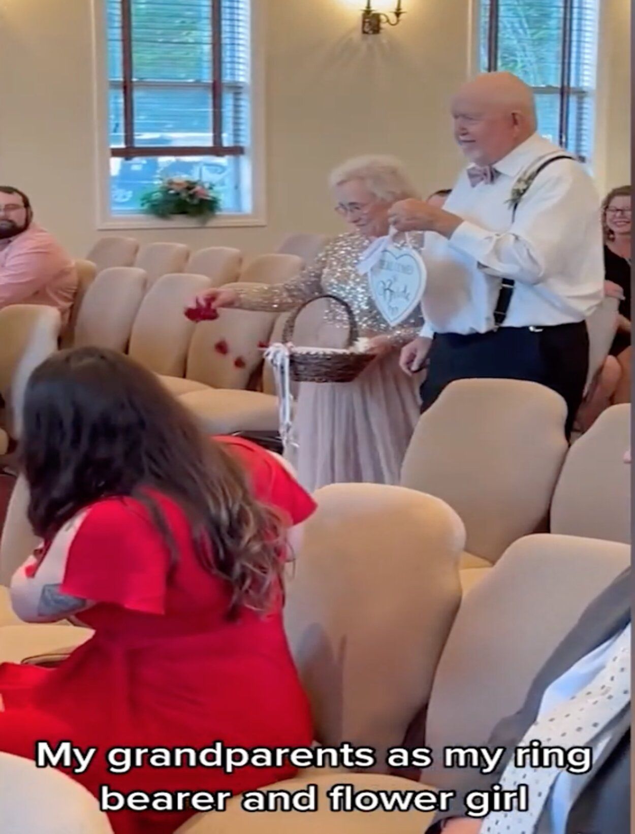 VÍDEO: Una novia se emociona al ver a sus abuelos llevando los anillos en su boda