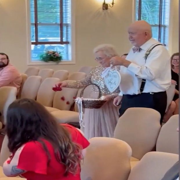 VÍDEO: Una novia se emociona al ver a sus abuelos llevando los anillos en su boda